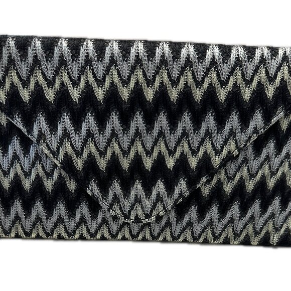 DESIGNER INSPIRED DESIGN, CLUTCH OR SHOULDER BAG. COMES WITH 46″INCH SILVER CHAI - Picture 4 of 16